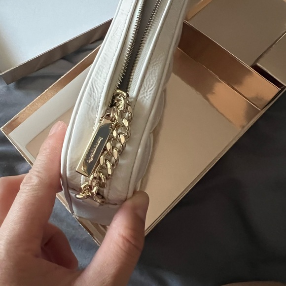 💕🎁 Kate Spade Glimmer Quilted Patent Leather Boxed Crossbody Set in parchment - Picture 13 of 15